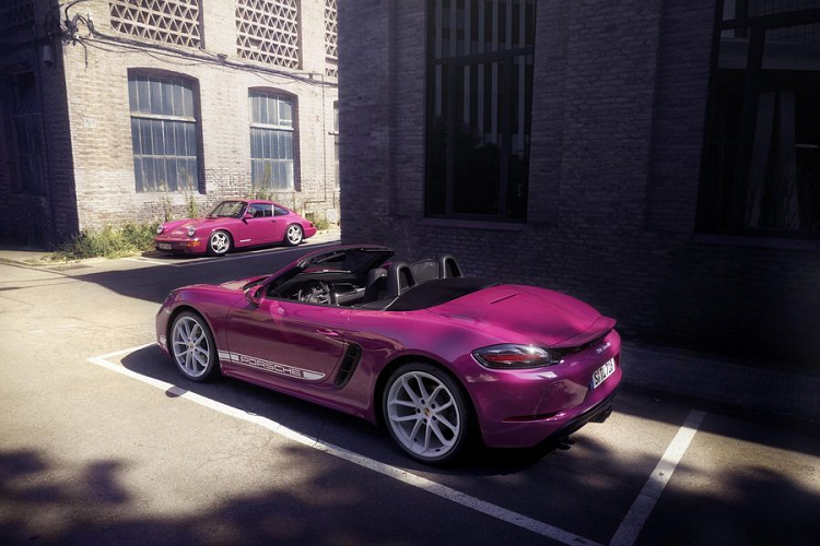 Khoang cabin của 718 Cayman và 718 Boxster Style Edition được bổ sung thêm một số chi tiết như thảm sàn mới, ghế thể thao màu đen phối chỉ trắng tương phản, tựa đầu trên ghế có in nổi logo Porsche.