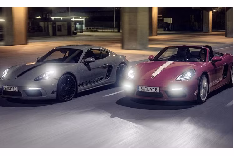 Porsche 718 Cayman và 718 Boxster Style Edition có khả năng tăng tốc 0-100km trong vòng 4,9 giây, tốc độ tối đa ở mức 275 km/h. Với tùy chọn hộp số ly hợp kép PDK và gói Sport Chrono Package, khả năng tăng tốc 0-100 km/h của 2 mẫu xe này sẽ giảm xuống còn 4,5 giây.