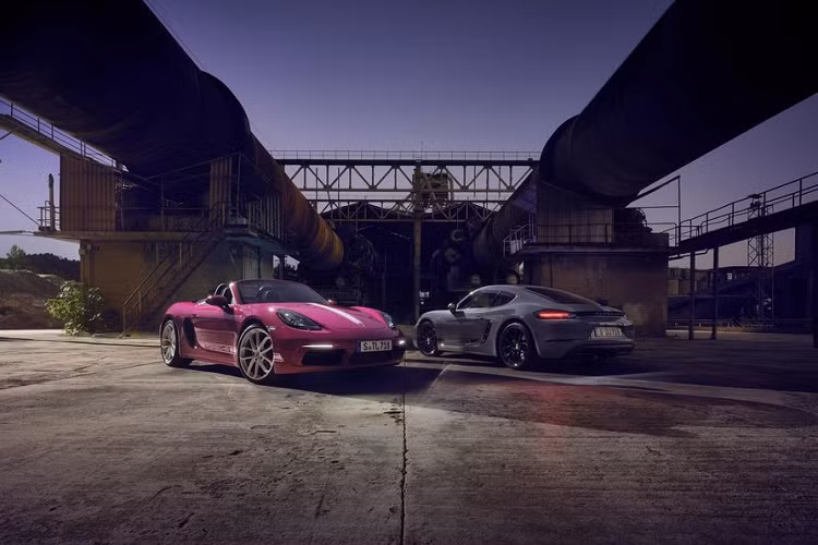 Theo công bố của hang, bộ đôi này sẽ được bán tại châu Âu vào đầu năm 2023, mức giá xe Porsche 718 Boxster và 718 Cayman Style Edition hiện chưa được tiết lộ.