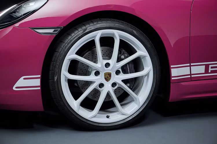 Đặc biệt, 718 Boxster Style Edition có tùy chọn màu Ruby Star Neo cực kỳ nổi bật, đây là phiên bản cách tân của màu sơn ngoại thất Ruby Star đã từng được Porsche sử dụng.