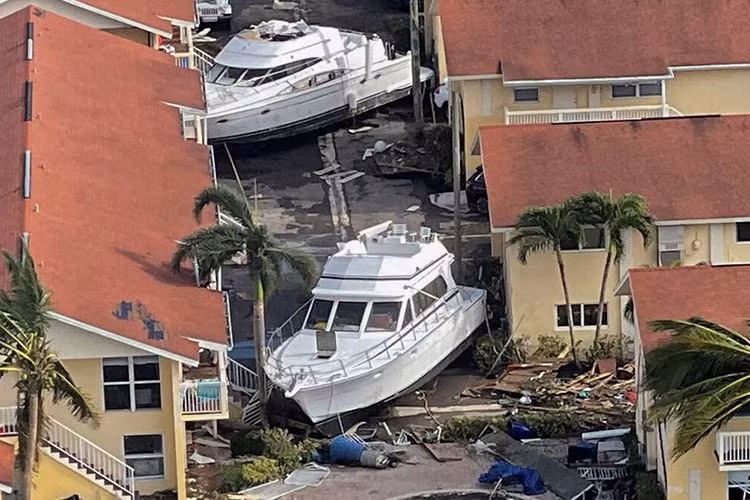 Tiếp theo đó, người này còn quay lại cảnh các mẫu xe đắt tiền này được kéo ra ngoài với ngoại thất lấm lem bùn đất, nội thất xe bị nước lũ phá hủy hoàn toàn, số lượng xe bị thiệt hại trong video này phải trên 35 xe.