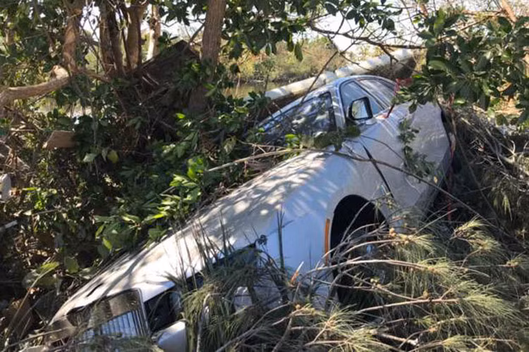  Siêu bão Ian với sức gió lên đến gần 250 km/h đã đổ bộ vào bờ biển phía Tây Nam của bang Florida, Mỹ vào chiều ngày 28/9/2022 đã khiến các con đường cũng như hầm đỗ xe ở các khu trung tâm thương mại, chung cư biến thành sông.