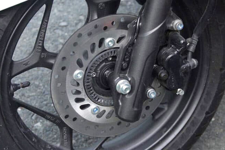 Dấu hiệu nhận biết Honda PCX e:HEV là logo e:HEV nằm ở phần yến trước. Bên cạnh đó dung tích cốp dưới yên cũng nhỏ hơn (chỉ còn 24 lít) phiên bản động cơ xăng do một phần phía sau sử dụng làm khu vực chưa bộ pin lithium-ion.