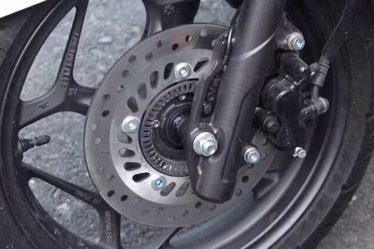 Dấu hiệu nhận biết Honda PCX e:HEV là logo e:HEV nằm ở phần yến trước. Bên cạnh đó dung tích cốp dưới yên cũng nhỏ hơn (chỉ còn 24 lít) phiên bản động cơ xăng do một phần phía sau sử dụng làm khu vực chưa bộ pin lithium-ion.