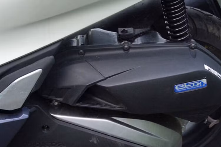 Điểm đặc biệt của Honda PCX e:HEV nằm ở khối động. Theo đó, xe sử dụng động cơ Hybrid, kết hợp động cơ xăng eSP+, dung tích 156,9 cc tương tự PCX 160. Khối động cơ này sản sinh công suất 15,8 mã lực tại 8.500 vòng/phút, mô-men xoắn cực đại 14,7 Nm tại 6.000 vòng/phút.