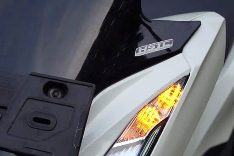 Ngoài ra, động cơ này còn có sự hỗ trợ của động cơ điện cho công suất 1,9 mã lực, mô-men xoắn 4,3 Nm tại vòng tua máy 3.000 vòng/phút, bên cạnh bộ pin lithium-ion 50,4V- 4Ah nhằm khởi động xe và hỗ trợ động cơ xăng khi người lái cần tăng tốc.