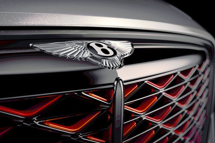 Thân xe mang nét “cơ bắp” nhờ khe gió sau chắn bùn trước, mâm xe thiết kế 5 chấu cỡ 22 inch và cùm phanh màu đỏ nổi bật. So với Bentley Continental GT, Mulliner Batur có thiết kế sườn xe khác biệt hoàn toàn.