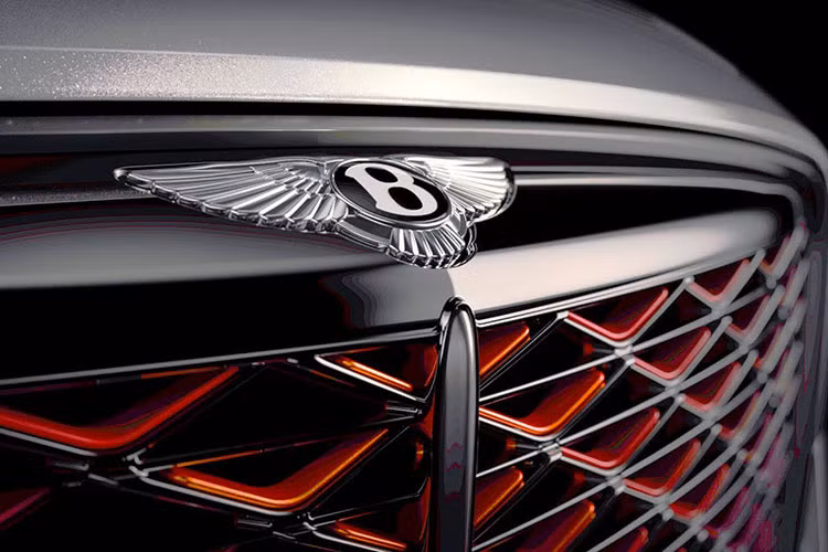 Thân xe mang nét “cơ bắp” nhờ khe gió sau chắn bùn trước, mâm xe thiết kế 5 chấu cỡ 22 inch và cùm phanh màu đỏ nổi bật. So với Bentley Continental GT, Mulliner Batur có thiết kế sườn xe khác biệt hoàn toàn.