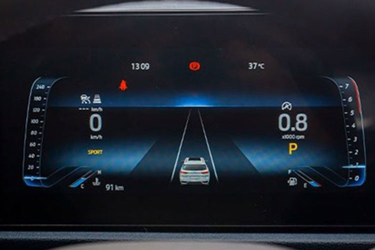 Chưa hết, xe còn có những tính năng an toàn nổi bật như hệ thống kiểm soát hành trình thích ứng kết hợp chức năng Stop &amp; Go, cảnh báo lệch làn đường, phanh tự động khẩn cấp thông minh, cảnh báo điểm mù, cảnh báo phương tiện cắt ngang khi lùi, cân bằng điện tử và camera 360 độ.