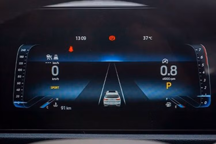 Chưa hết, xe còn có những tính năng an toàn nổi bật như hệ thống kiểm soát hành trình thích ứng kết hợp chức năng Stop &amp; Go, cảnh báo lệch làn đường, phanh tự động khẩn cấp thông minh, cảnh báo điểm mù, cảnh báo phương tiện cắt ngang khi lùi, cân bằng điện tử và camera 360 độ.