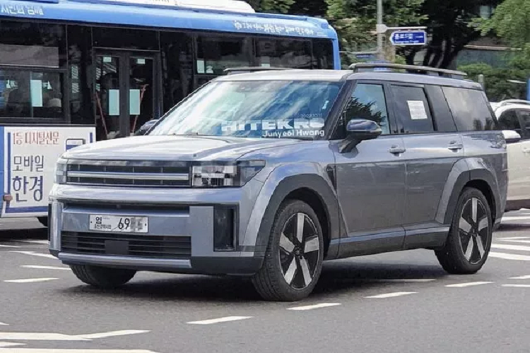 Dự kiến Hyundai SantaFe 2024 sẽ được trình làng vào năm sau. Tại thị trường Việt Nam, Hyundai SantaFe đang là mẫu SUV bán chạy nhất với mức tiêu thụ 7.705 xe trong 9 tháng đầu năm 2022, cao hơn gấp đôi so với đối thủ Kia Sorento (3.650 xe) cùng phân khúc.