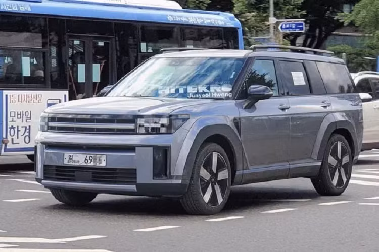 Dự kiến Hyundai SantaFe 2024 sẽ được trình làng vào năm sau. Tại thị trường Việt Nam, Hyundai SantaFe đang là mẫu SUV bán chạy nhất với mức tiêu thụ 7.705 xe trong 9 tháng đầu năm 2022, cao hơn gấp đôi so với đối thủ Kia Sorento (3.650 xe) cùng phân khúc.