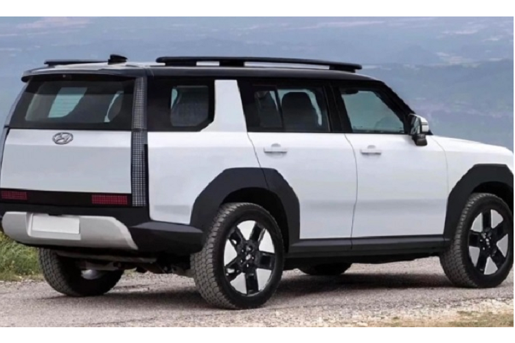 Trên Hyundai SantaFe 2024 thử nghiệm vẫn chưa thấy xuất hiện logo phát sáng mới dù trước đó, nhiều nguồn tin đã khẳng định mẫu SantaFe 2024 sẽ có trang bị này. Sở dĩ SantaFe nhanh chóng được nâng cấp, ra mắt sớm hơn 8-10 tháng so với chu kỳ bình thường là vì sức hút của mẫu SUV này đang bị "hụt hơi" trước đối thủ Kia Sorento tại quê nhà.