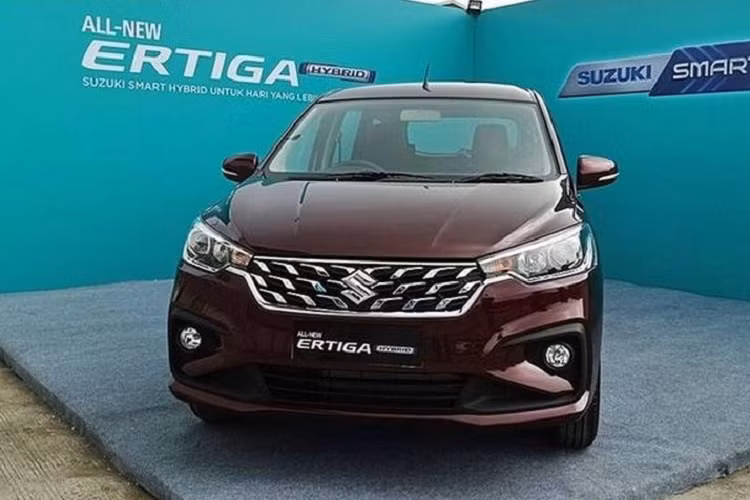 Cả hai bản của mẫu xe MPV Suzuki Ertiga Hybrid đều sử dụng hệ thống Mild-Hybrid bao gồm động cơ xăng KB15 1.5L kết hợp máy phát điện khởi động tích hợp (ISG) và một cụm pin Li-ion, sử dụng điện áp 48 volt.