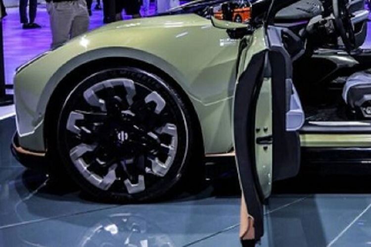 Ngày 20/12/2022 rất quan trọng với Human Horizons khi họ xuất xưởng chiếc xe thứ 2 của mình chính là HiPhi Z. Giống như chiếc crossover HiPhi X mà Z tiếp bước, thiết kế bên ngoài của nó rất khác so với bất kỳ chiếc xe nào khác ngoài thị trường.