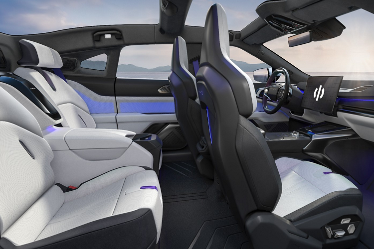 Mở cánh cửa tự sát rất nổi tiếng thường thấy trên các xe Rolls-Royce ta sẽ tìm thấy trong nội thất của HiPhi Z là một số bề mặt hoang dã, bao gồm bảng điều khiển chứa hệ thống đèn LED xung quanh phức hợp và màn hình thông tin giải trí trung tâm lớn có thể được định vị theo chiều dọc hoặc chiều ngang.