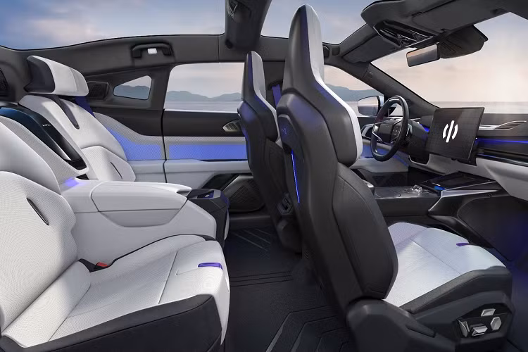 Mở cánh cửa tự sát rất nổi tiếng thường thấy trên các xe Rolls-Royce ta sẽ tìm thấy trong nội thất của HiPhi Z là một số bề mặt hoang dã, bao gồm bảng điều khiển chứa hệ thống đèn LED xung quanh phức hợp và màn hình thông tin giải trí trung tâm lớn có thể được định vị theo chiều dọc hoặc chiều ngang.