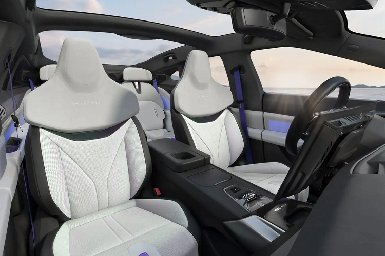 Hệ thống hiển thị Head-Up Display đẹp mắt cũng như dàn âm thanh Meridian 23 loa là trang bị tiêu chuẩn. Điểm ấn tượng nhất của HiPhi Z chính là việc chiếc xe này sở hữu một gói pin 120 kWh siêu khủng, pin này có thể được kết hợp với một động cơ điện duy nhất, dẫn động bánh sau và tạo ra công suất 300 mã lực cùng mô-men xoắn cực đại 410 Nm.