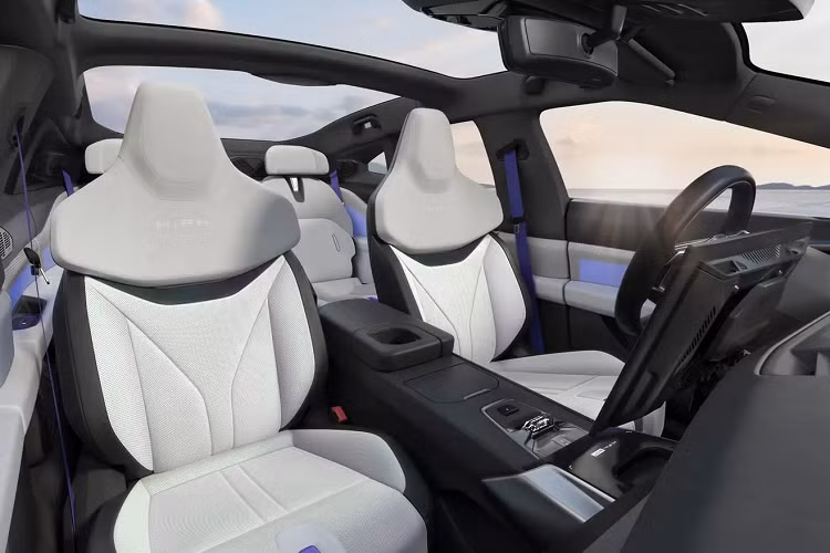 Hệ thống hiển thị Head-Up Display đẹp mắt cũng như dàn âm thanh Meridian 23 loa là trang bị tiêu chuẩn. Điểm ấn tượng nhất của HiPhi Z chính là việc chiếc xe này sở hữu một gói pin 120 kWh siêu khủng, pin này có thể được kết hợp với một động cơ điện duy nhất, dẫn động bánh sau và tạo ra công suất 300 mã lực cùng mô-men xoắn cực đại 410 Nm.