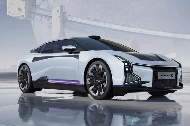 Đợt giao hàng đầu tiên cho khách đặt mua và nhận giao xe HiPhi Z dự kiến sẽ bắt đầu ngay vào đầu năm 2023 để kịp các thượng đế có xe chơi Tết Nguyên đán.