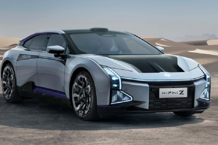 Ngoài hình dáng hấp dẫn của Z đã giúp nó trở nên độc lạ so với các đối thủ khi có thiết kế mặt trước đặc biệt thú vị với bộ đèn pha LED phức tạp và lưới tản nhiệt hình chữ nhật được hoàn thiện bằng màu đen bóng.