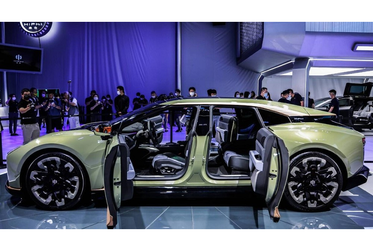 Hơn nửa năm sau đó, hãng xác nhận sẽ mang xe ôtô điện HiPhi Z 2023 vào sản xuất thực tế và Human Horizons vừa chia sẻ mới lên dây chuyền sản xuất tại Trung Quốc để giúp xe trở thành một trong những chiếc ôtô nổi bật nhất ngành công nghiệp nước này.