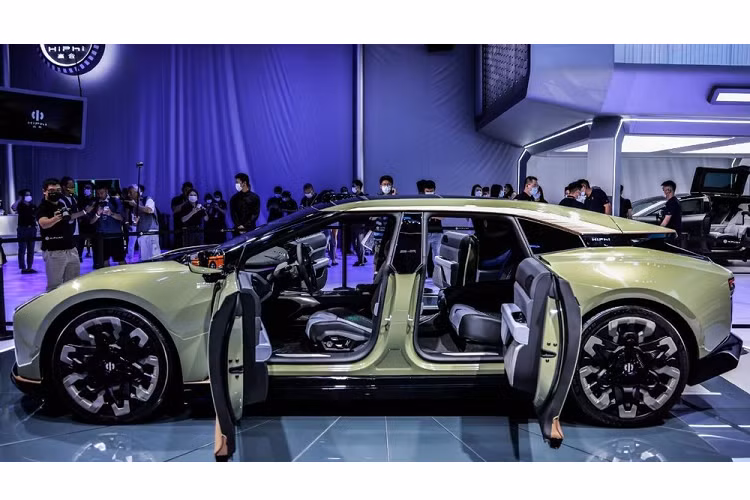 Hơn nửa năm sau đó, hãng xác nhận sẽ mang xe ôtô điện HiPhi Z 2023 vào sản xuất thực tế và Human Horizons vừa chia sẻ mới lên dây chuyền sản xuất tại Trung Quốc để giúp xe trở thành một trong những chiếc ôtô nổi bật nhất ngành công nghiệp nước này.