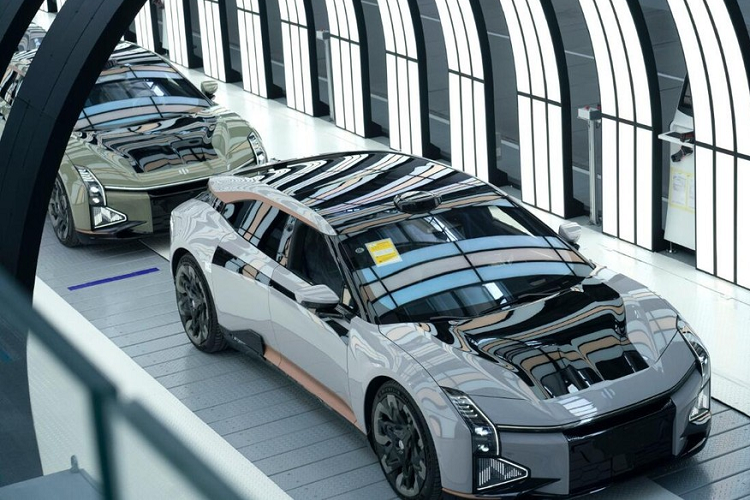 Vào tháng 11 năm ngoái, chiếc xe ôtô điện HiPhi Z 2023 của Trung Quốc được một số người mô tả giống như phi thuyền có bánh xe, HiPhi Z đã gây sự chú ý không nhỏ khi được ra mắt dù với dạng xe concept