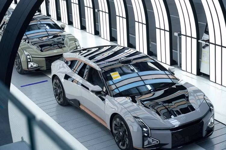 Vào tháng 11 năm ngoái, chiếc xe ôtô điện HiPhi Z 2023 của Trung Quốc được một số người mô tả giống như phi thuyền có bánh xe, HiPhi Z đã gây sự chú ý không nhỏ khi được ra mắt dù với dạng xe concept