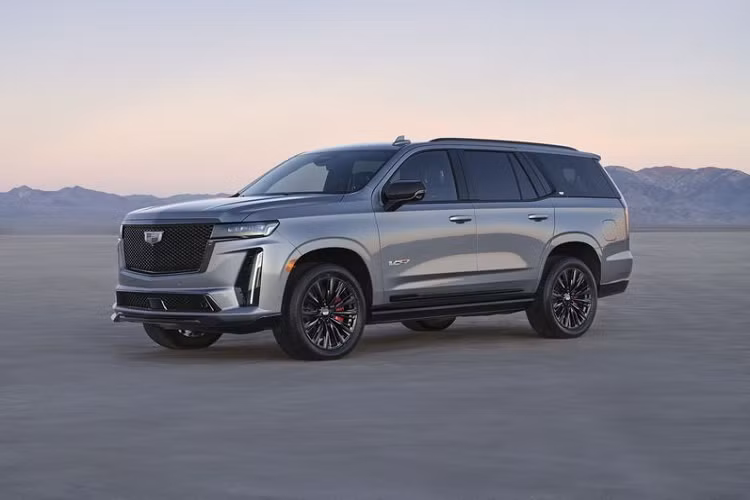 Cadillac Escalade-V là chiếc SUV cỡ lớn mạnh mẽ nhất trong phân khúc. Dưới nắp ca-pô của chiếc xe là cỗ máy siêu nạp V8 6.2L sản sinh công suất 682 mã lực và mô-men xoắn cực đại 885 Nm, cho phép xe tăng tốc từ 0 - 96 km/h chỉ trong 4,4 giây.