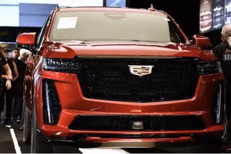 Chiếc Cadillac Escalade-V đầu tiên trên thế giới đã được bán với giá 500.000 USD (khoảng 11,5 tỷ đồng), gấp ba lần so với giá niêm yết tại cuộc đấu giá được tổ chức bởi Barrett-Jackson's Las Vegas vào ngày 1/7.