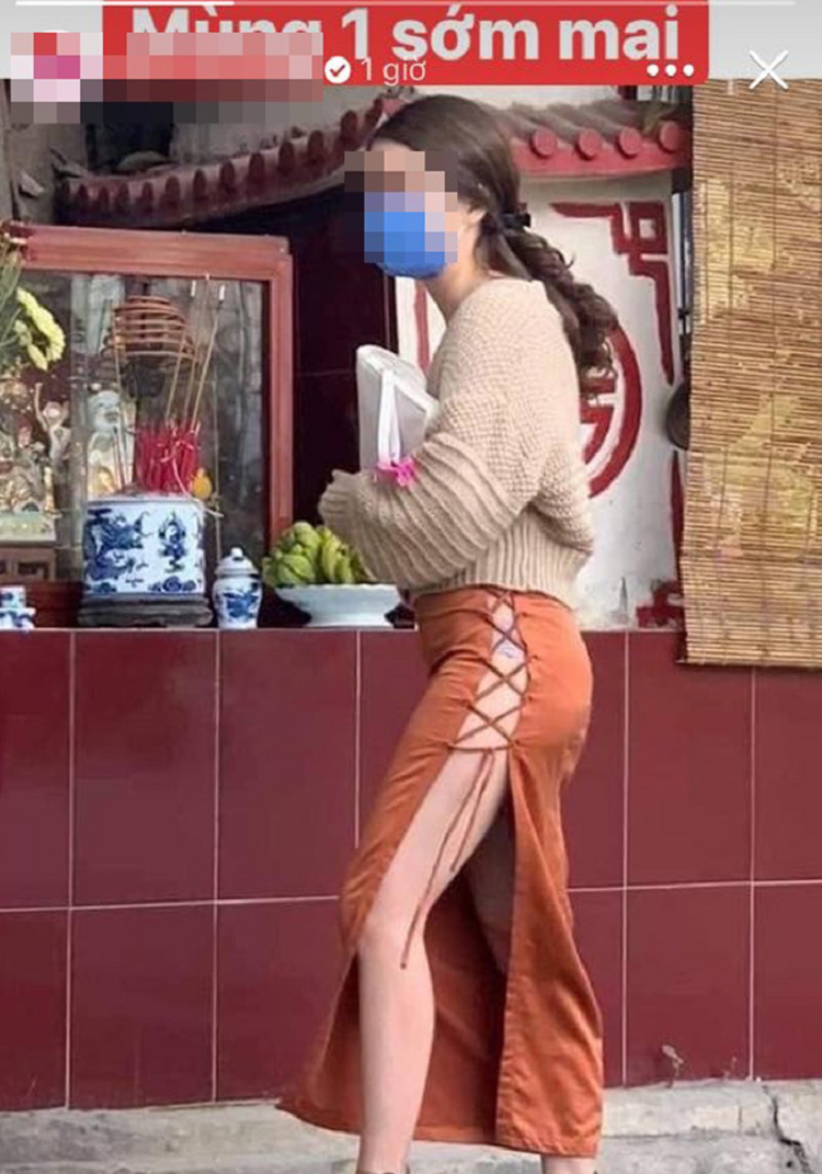 Di le chua dip Tet: nguoi dien ao yem, ke mac vay xe den hong-Hinh-5