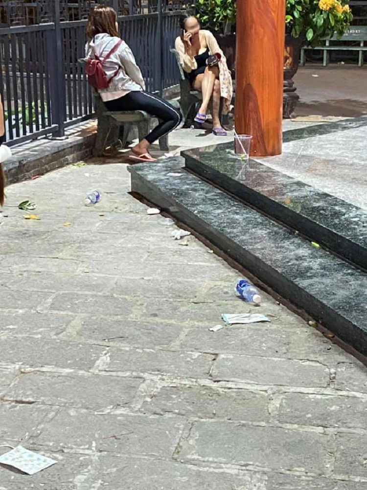 Di le chua dip Tet: nguoi dien ao yem, ke mac vay xe den hong-Hinh-2