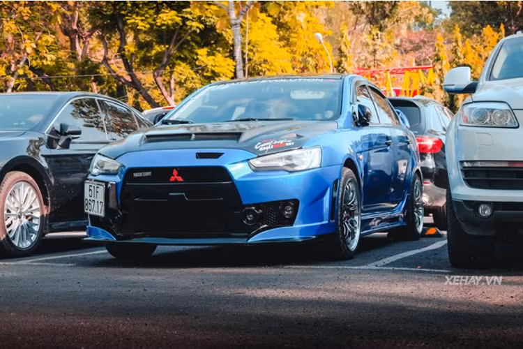 Buổi họp mặt cuối năm còn có sự xuất hiện của một cặp Subaru Impreza đời 1992 cùng có màu xanh dương, trong đó, một chiếc thì khoác lên mình bộ cánh Rally đặc trưng trong các giải đua Rally của nhà Subaru.