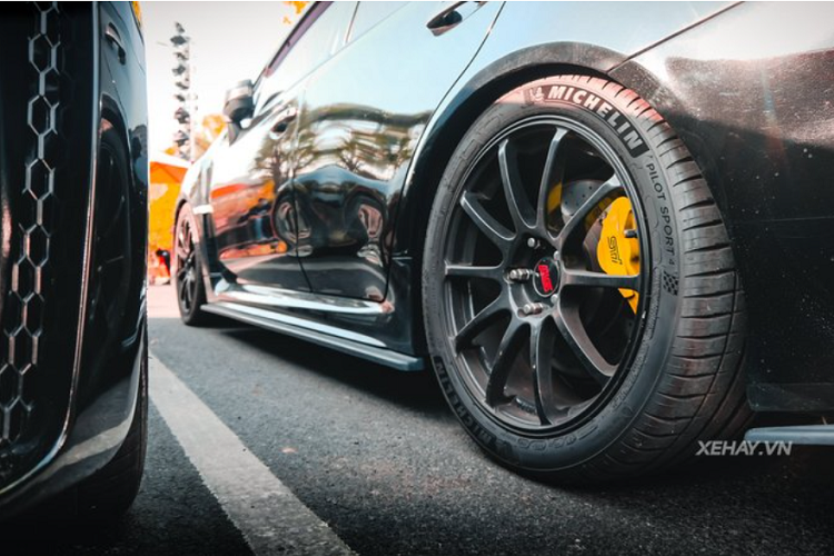 Tiếp đến là chiếc Subaru Impreza STI hatchback màu đỏ được mệnh danh là "quái vật" khi được độ công suất lên đến 800 mã lực. Đây cũng là một trong những mẫu xe thể thao hàng hiếm tại Việt Nam.