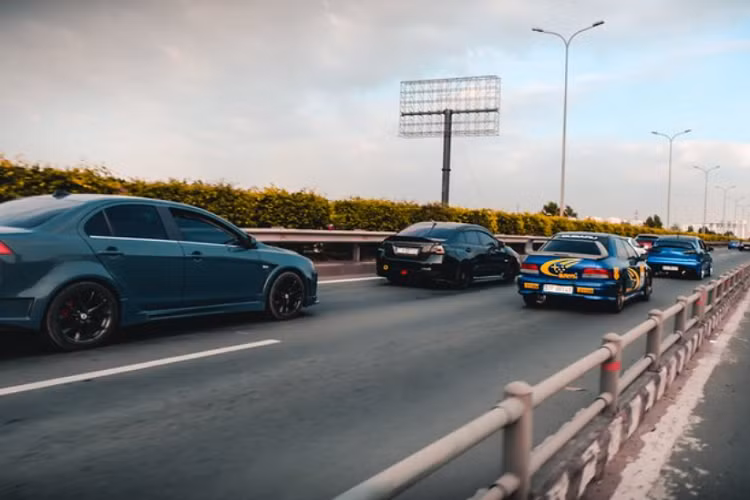 Trong đó, đáng chú ý nhất phải kể đến chiếc Toyota Supra đời 1998 màu xanh dương. Đây là chiếc xe thu hút sự quan tâm nhiều nhất mỗi khi xuất hiện vì nó chính là một huyền thoại trong làng xe độ JDM.