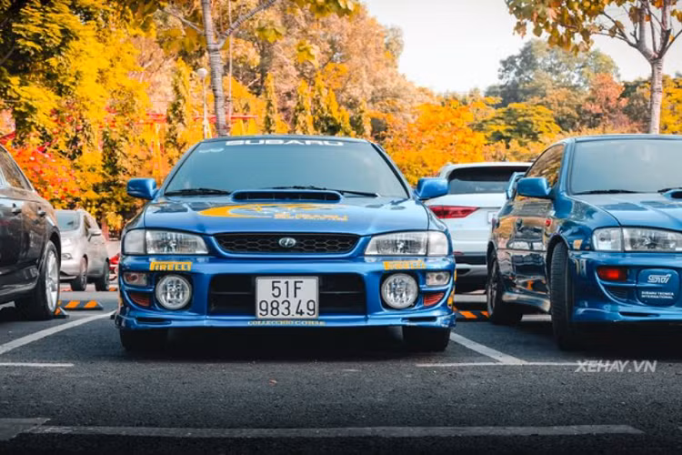 Tiếp theo, bộ đôi Nissan 370Z cũng khiến nhiều người thích thú, 2 chiếc xe có màu sơn đối lập nhau, một đen - một trắng, nhưng đều thuộc bản nâng cấp Nismo cực hiếm tại nước ta.