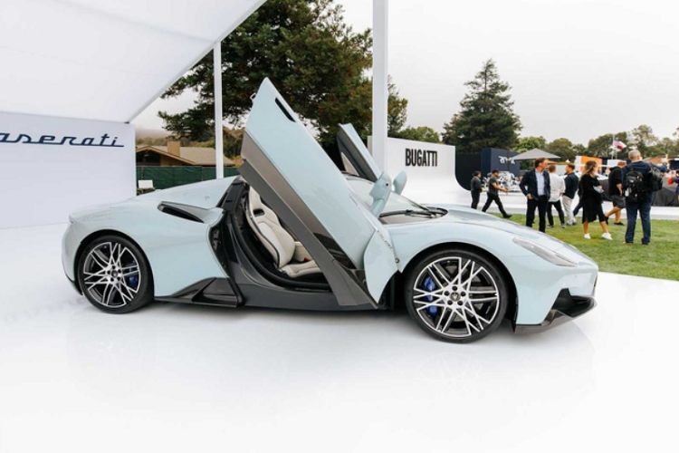 Đèn xe dạng LED hình tứ giác với thiết kế cách điệu. Nắp capo của xe tương đối đơn giản, nhưng vẫn gây ấn tượng nhờ có 2 hốc gió lớn kéo từ trước ra đến kính chắn gió. Cửa cắt kéo hay bộ mâm hợp kim kiểu chữ X là những điểm nhấn khác của siêu xe mui trần.