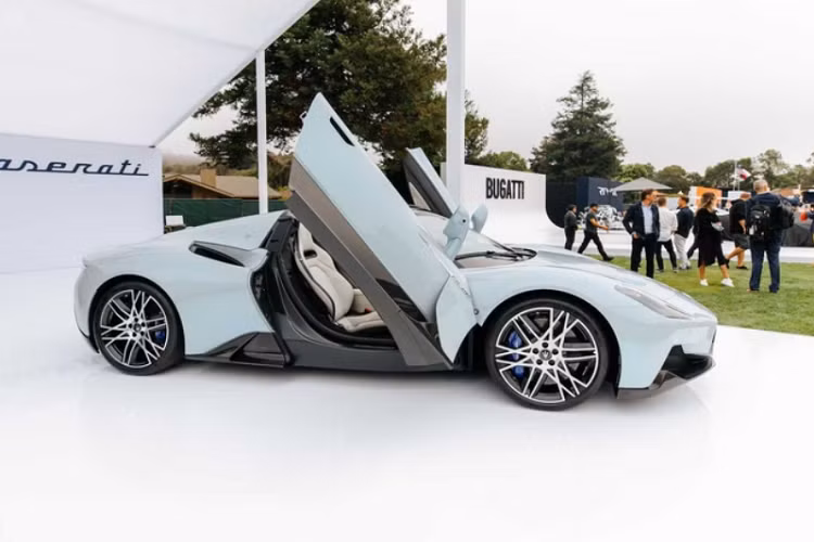 Đèn xe dạng LED hình tứ giác với thiết kế cách điệu. Nắp capo của xe tương đối đơn giản, nhưng vẫn gây ấn tượng nhờ có 2 hốc gió lớn kéo từ trước ra đến kính chắn gió. Cửa cắt kéo hay bộ mâm hợp kim kiểu chữ X là những điểm nhấn khác của siêu xe mui trần.