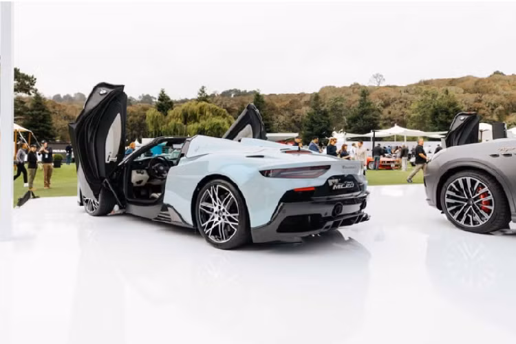 Là phiên bản mui trần của MC20 Coupe nên siêu xe Maserati MC20 Cielo 2023 cũng được trang bị động cơ Nettuno V6 3.0L sản sinh công suất 621 mã lực và mô-men xoắn cực đại 730 Nm, kết hợp hộp số ly hợp kép 8 cấp và tốc độ tối đa hơn 320 km/h.