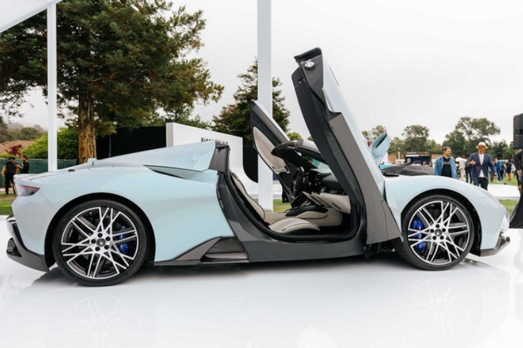 Về thiết kế tổng thể, Maserati MC20 Cielo 2023 không quá khác biệt so với bản coupe ngoại trừ phần mui xếp hay khe gió tinh chỉnh. Xe được trang bị lưới tản nhiệt lớn sơn đen, nằm ngay giữa là logo hình cây đinh ba đặc trưng.