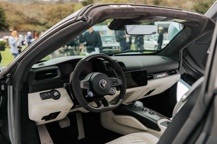 Điểm nhấn của siêu phẩm này nằm ở mui xếp có thể đóng / mở chỉ trong 12 giây. Phần mái gồm một tấm kính lớn có thể đổi từ trong suốt sang mờ đục nhờ vào công nghệ tinh thể lỏng phân tán polyme (PDLC). Theo Maserati, MC20 Cielo sở hữu mui xếp bằng kính lớn nhất phân khúc.