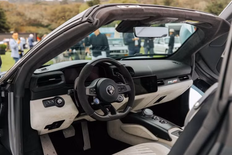 Điểm nhấn của siêu phẩm này nằm ở mui xếp có thể đóng / mở chỉ trong 12 giây. Phần mái gồm một tấm kính lớn có thể đổi từ trong suốt sang mờ đục nhờ vào công nghệ tinh thể lỏng phân tán polyme (PDLC). Theo Maserati, MC20 Cielo sở hữu mui xếp bằng kính lớn nhất phân khúc.