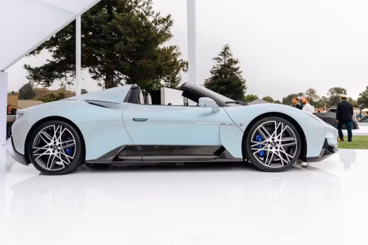 MC20 Cielo nhận được nhiều nâng cấp giống như trên Maserati MC20 coupe, bao gồm cần điều khiển mới phía sau vô lăng, nút bật đèn mới và công nghệ an toàn bổ sung. như tính năng phanh khẩn cấp tự động, nhận dạng biển báo giao thông và camera 360 độ... Mức giá xe Maserati MC20 Cielo Spyder chưa được công bố.