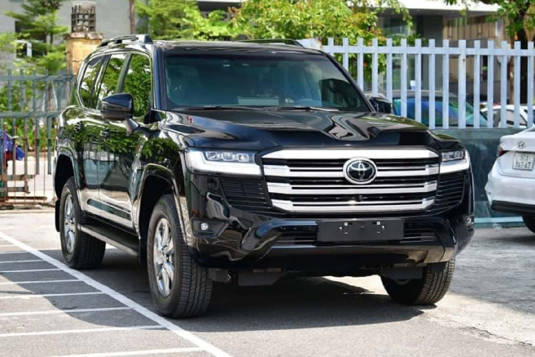 Sức mạnh được truyền xuống bốn bánh (4WD), 3 khoá vi sai, thông qua hộp số tự động Direct Shift 10 cấp mới (10 AT) mới.