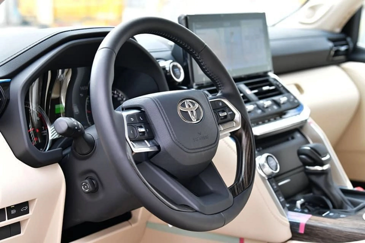 Là mẫu xe “hot” và có giá trên thị trường, sẽ không khó hiểu khi hiện tại muốn có xe ngay, khách Việt sẽ chi khoảng 5,8 tỷ đồng. Tuy nhiên, đa số những chiếc LC300 rao bán trên thị trường với cam kết "giao xe ngay" đều đã được các showroom xe tư nhân mua từ xe chính hãng và bán lại, một kiểu đầu cơ thường thấy với các mẫu xe "hot" trên thị trường.