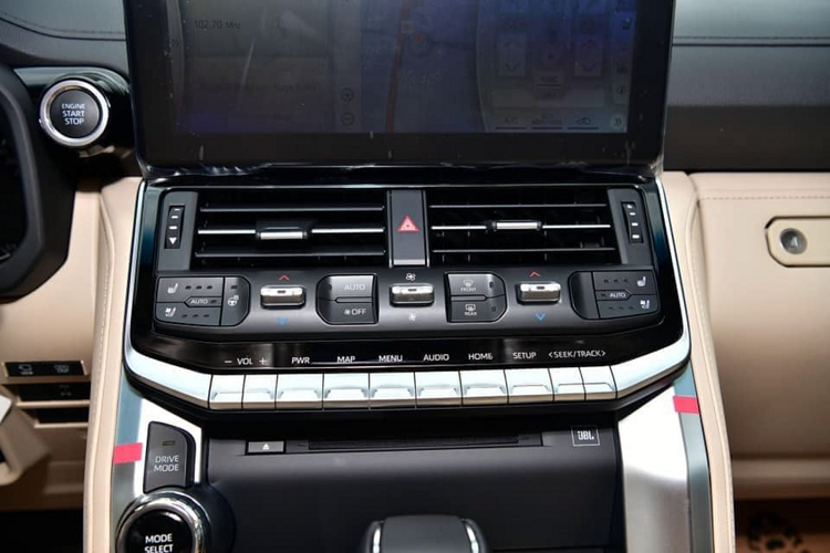 Có thể nói, Toyota Land Cruiser thế hệ mới hiện tại là mẫu xe bán chênh giá cao nhất trong danh mục sản phẩm xe Toyota tại Việt Nam.