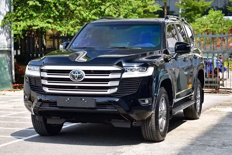 Toyota Land Cruiser 2022 bat ngo 