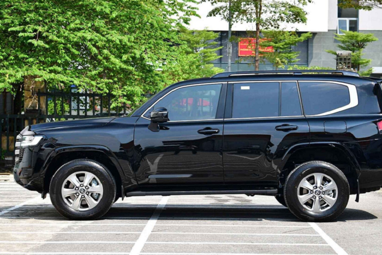 Toyota Land Cruiser thế hệ hoàn toàn mới sử dụng động cơ Xăng V6 3.5L tăng áp kép (twin-turbo) cho công suất 409 mã lực và mô-men xoắn cực đại 650Nm.