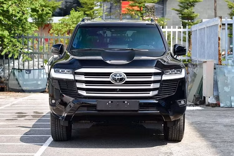 Tại Việt Nam, số lượng xe Toyota Land Cruiser 2022 chính hãng có số lượng giới hạn, chính vì thế mẫu xe này hiện đang rất “có giá” trên thị trường. Theo tìm hiểu, để muốn “cưới liền tay” Toyota Land Cruiser 2022, khách Việt phải chi khoảng 5,8 tỷ đồng để sở hữu xe. Tức cao khoảng 1,8 tỷ đồng so với giá bán niêm yết 4,060 tỷ đồng.